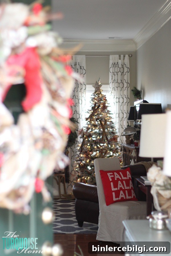 A Traditional Christmas Home Tour at TheTurquoiseHome.com