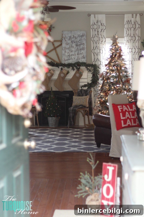 A Traditional Christmas Home Tour at TheTurquoiseHome.com