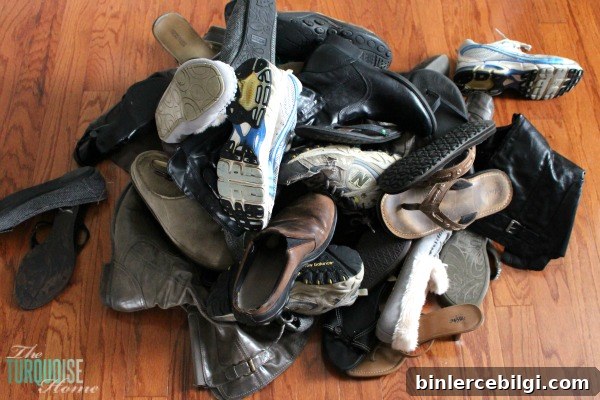 Decluttering the Master Closet {shoes} using the KonMari method | Details at TheTurquoiseHome.com