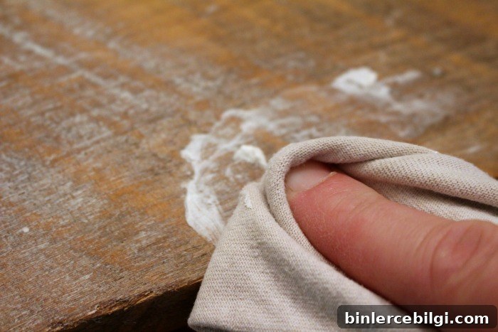 This DIY Driftwood Finish is so easy to create with just a couple of items! Full tutorial ... 