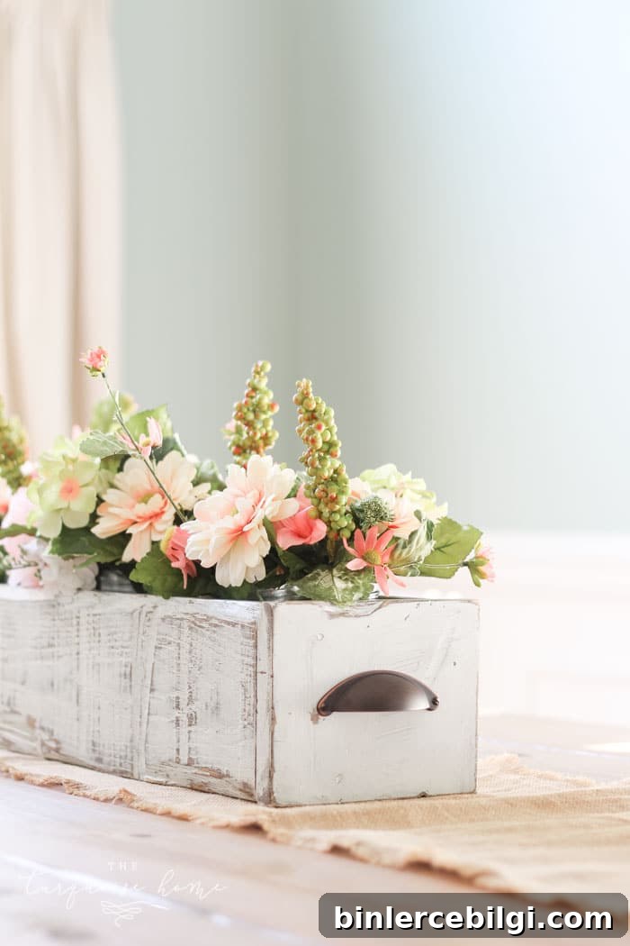 I'm in love!! I'm going to make this project ASAP! DIY Farmhouse Wooden Box Centerpiece | Kreg Jig | Woodworking | Rustic Home Decor | Farmhouse Decor
