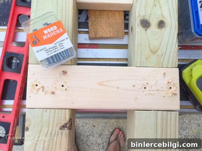 Amazing!! Build this DIY Farmhouse Bench for less than $40!