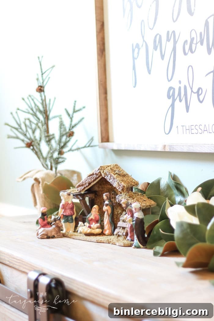 Neutral Christmas Dining Room Ideas to Elevate Holiday Style 7 A Neutral Christmas Dining Room