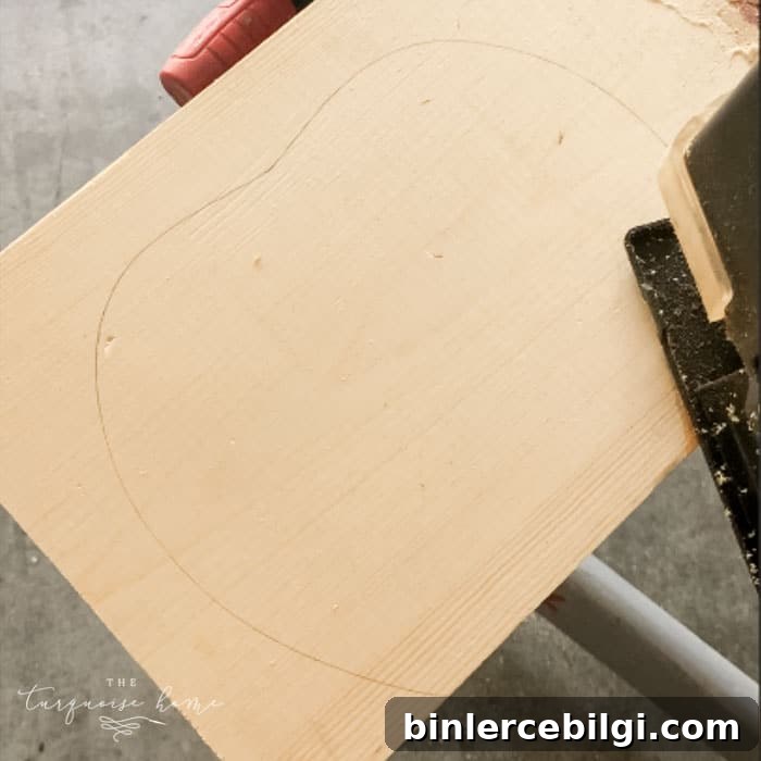 Trace the outline of the wooden pumpkin on the board and cut with a jigsaw.