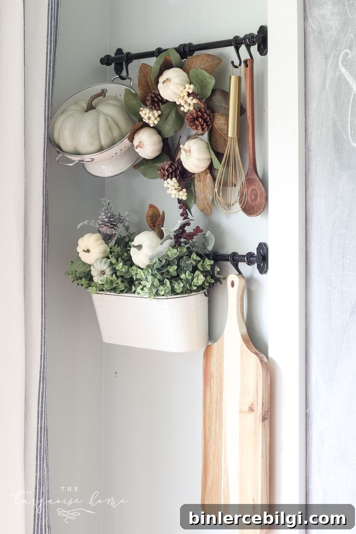 Fall Eat-in Kitchen with Farmhouse Decor