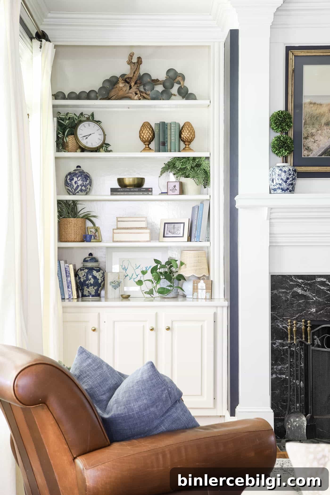 summer built-in bookshelf decor in a white and blue living room.
