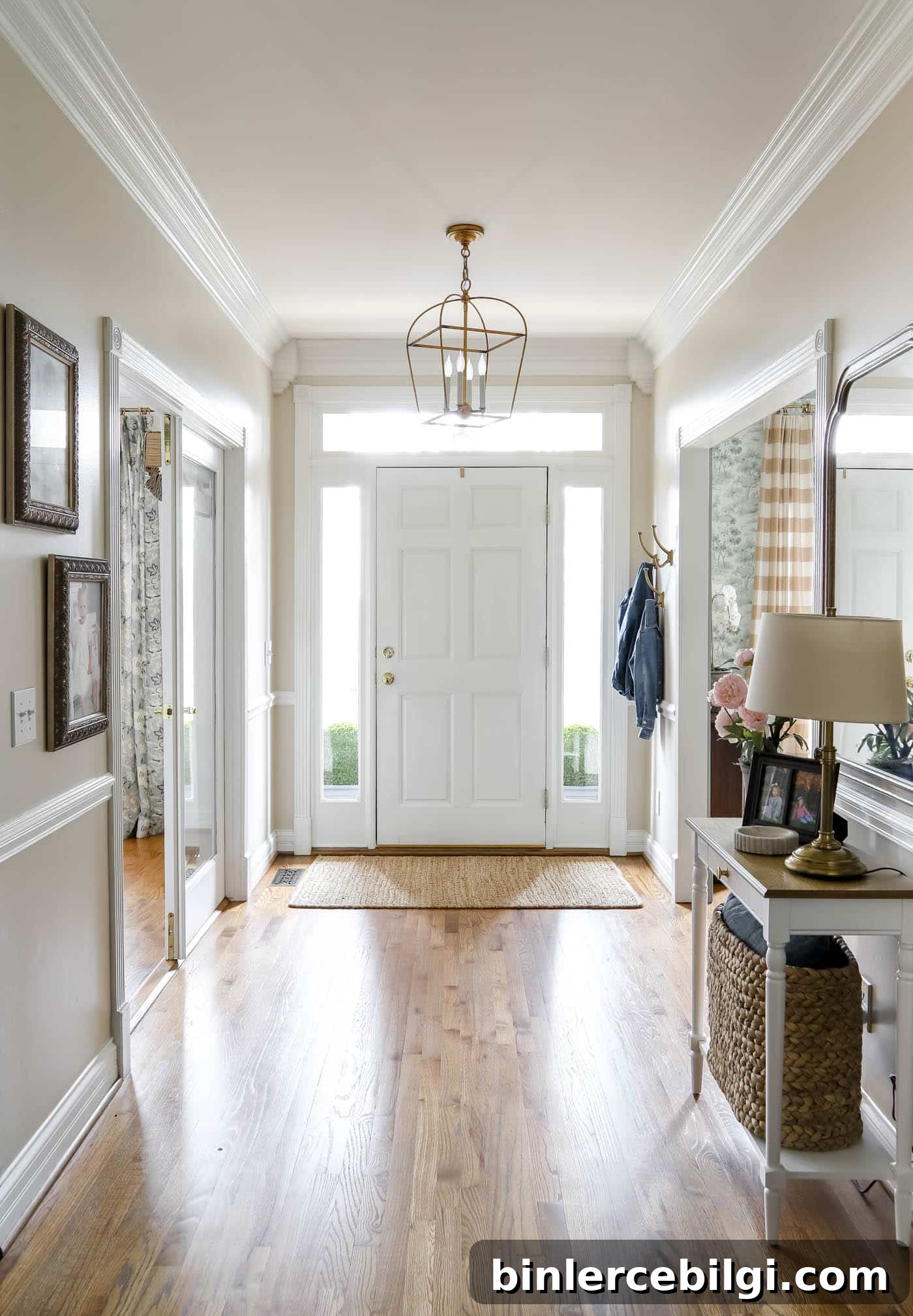 entry way with lantern pendant light