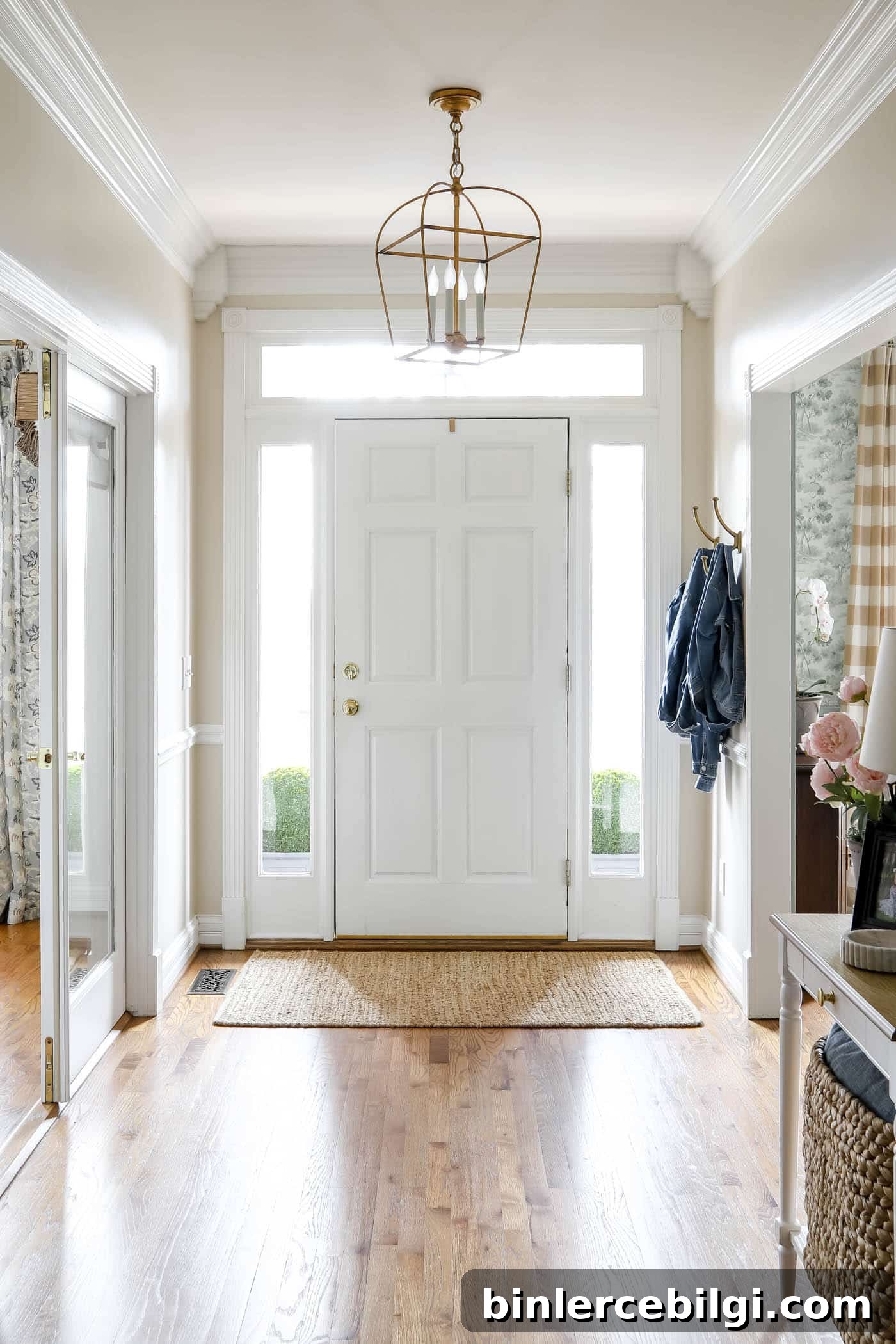 entry way with lantern pendant light
