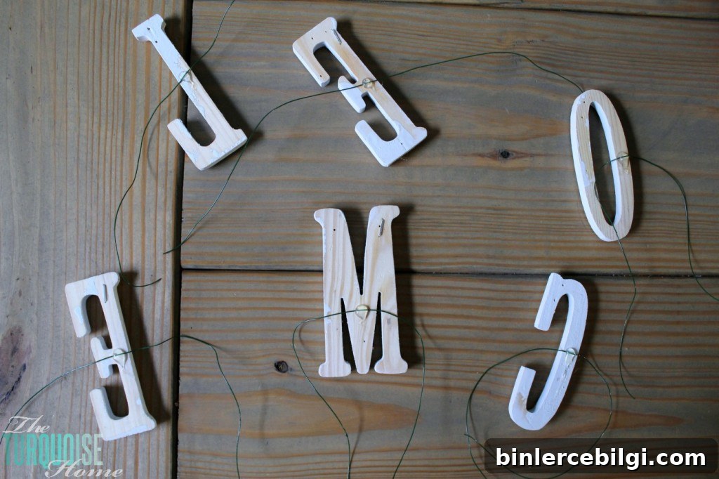 DIY Burlap Wreath Tutorial for Charming Rustic Decor 8 DIY Simple Burlap Wreath {Easily changeable for all seasons and holidays!} #DIY #burlap #wreath