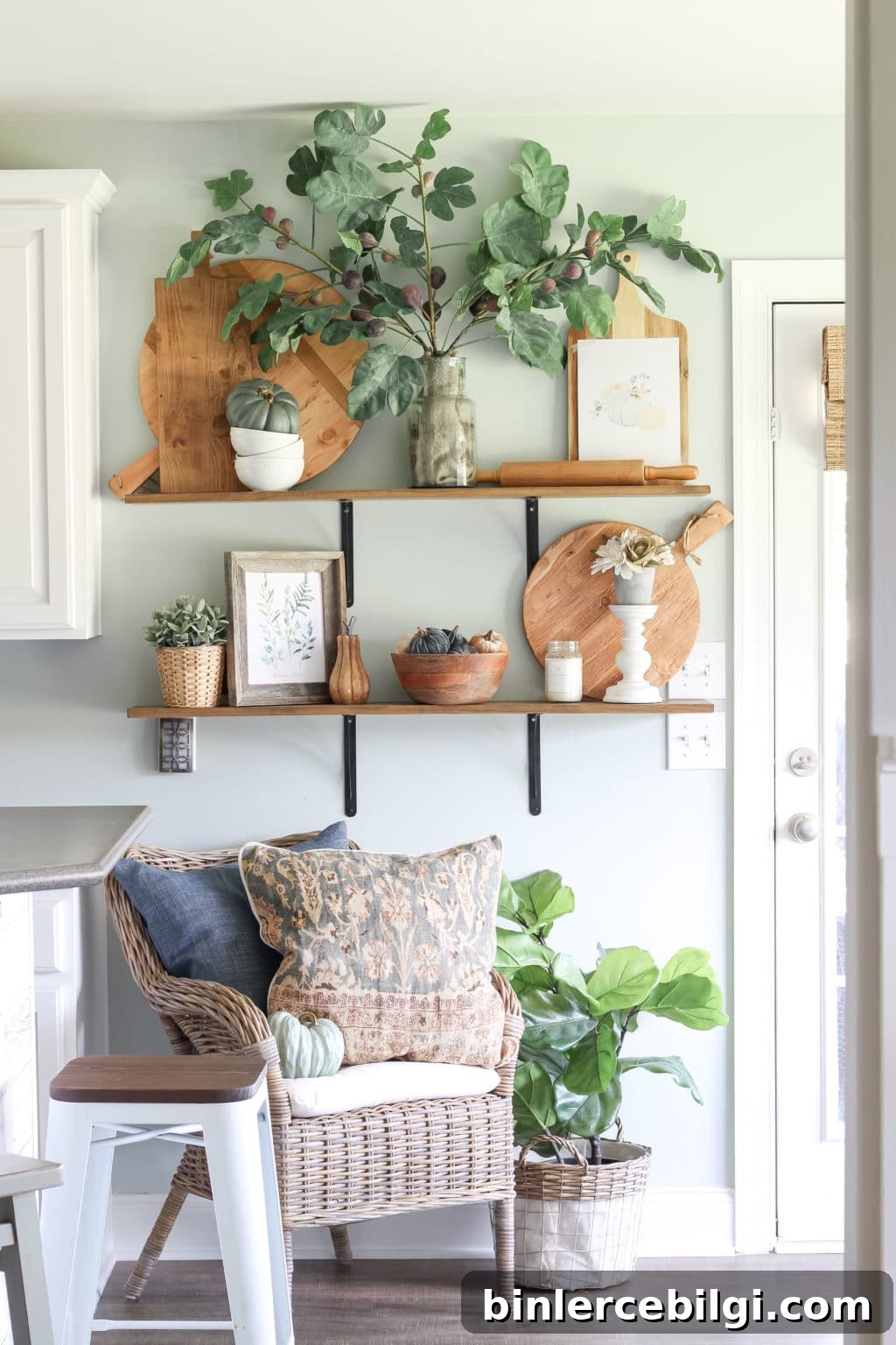 Open kitchen shelves decorated for fall | fig leaves | fiddle leaf fig | cutting boards | antique pizza boards | fall decor ideas