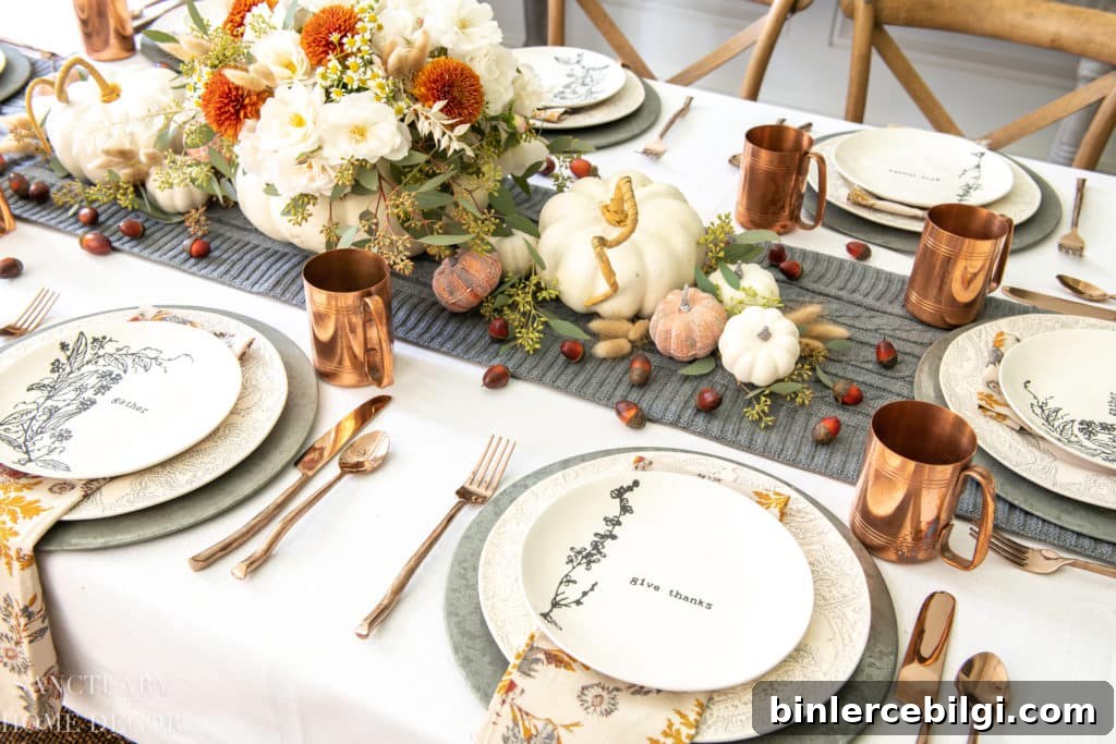thanksgiving table with traditional colors
