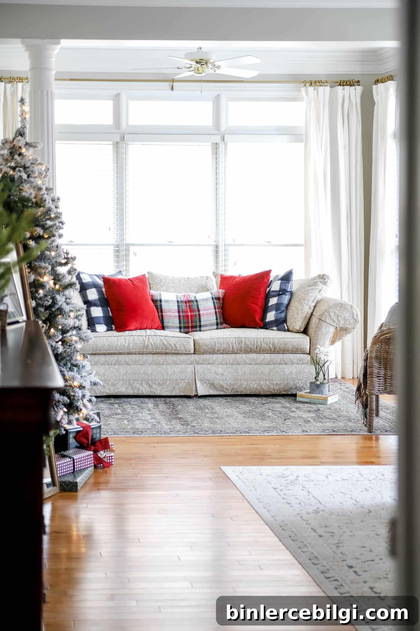 Christmas Bedroom Decor Ideas for a Cozy Holiday Retreat 9 Christmas sitting room in the bedroom