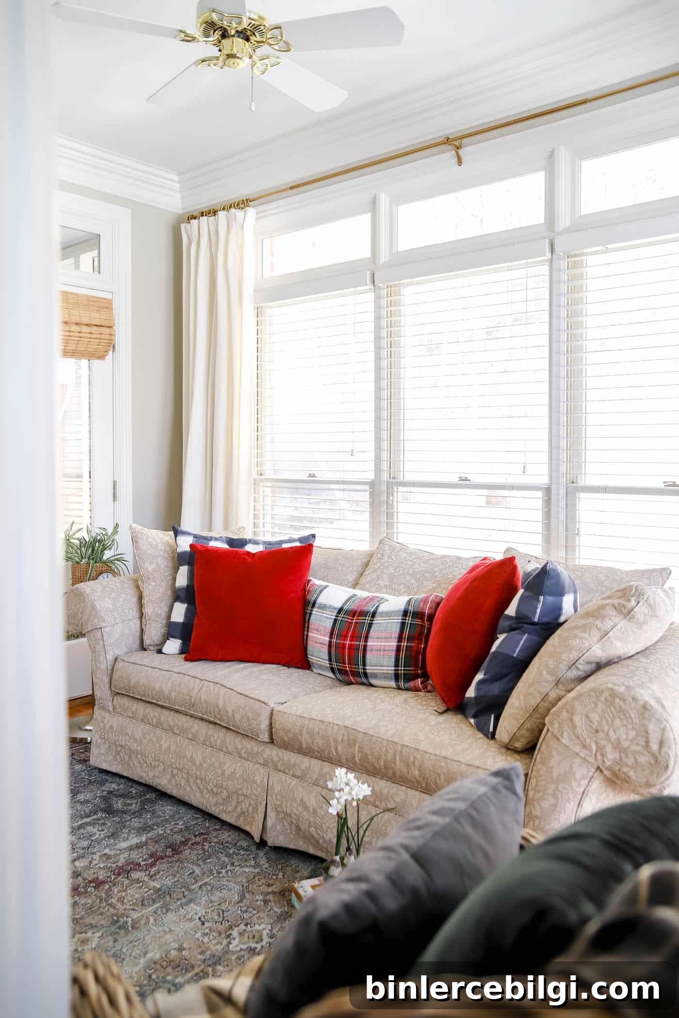 Christmas Bedroom Decor Ideas for a Cozy Holiday Retreat 10 sitting room in bedroom with festive holiday pillows