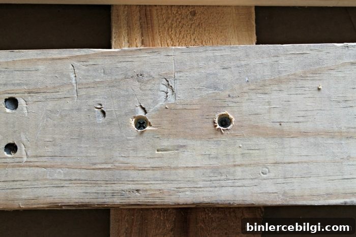 Pallet Christmas tree is an easy DIY project before Christmas.