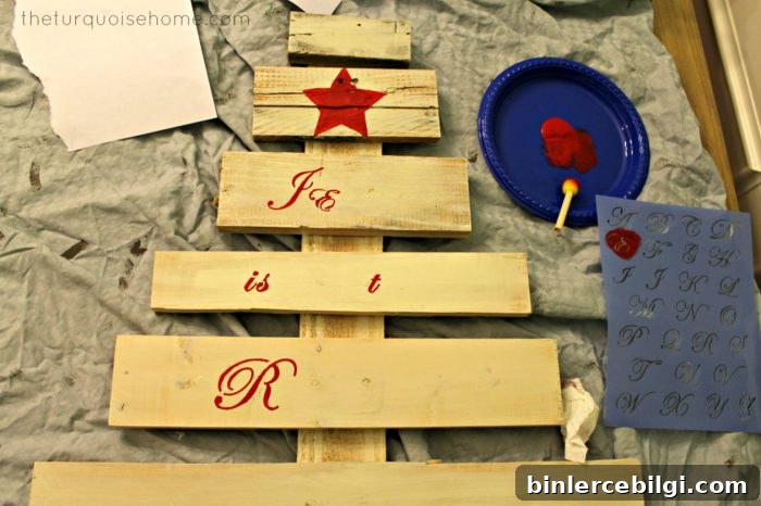 Pallet Christmas tree is an easy DIY project before Christmas.