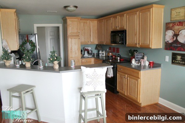 Christmas Decorating in the Kitchen | TheTurquoiseHome.com