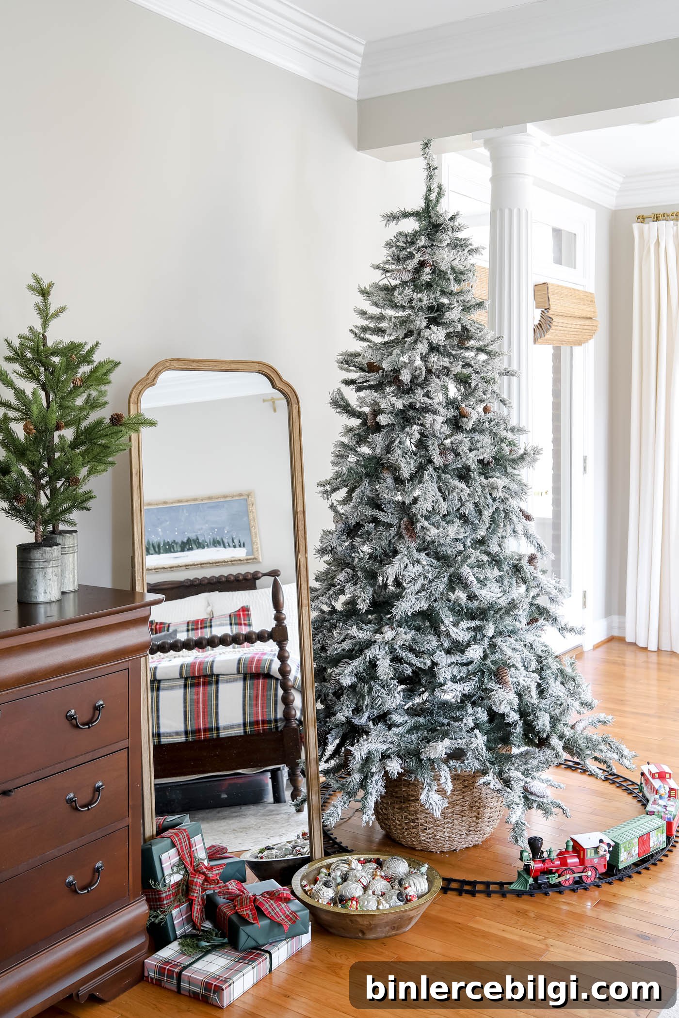 Pretty Christmas Bedroom Decor