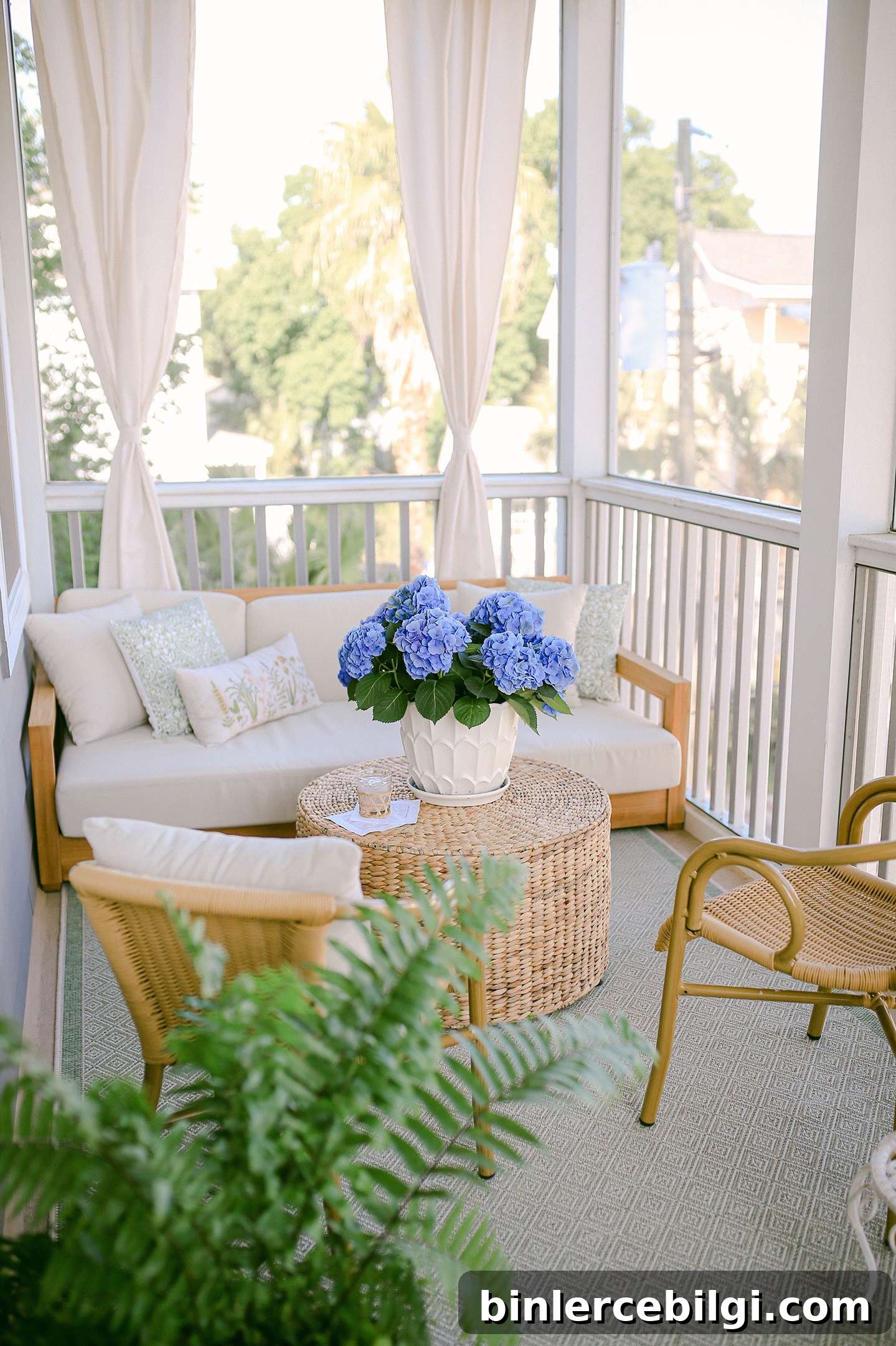 Screened-in Porch with Outdoor Rug