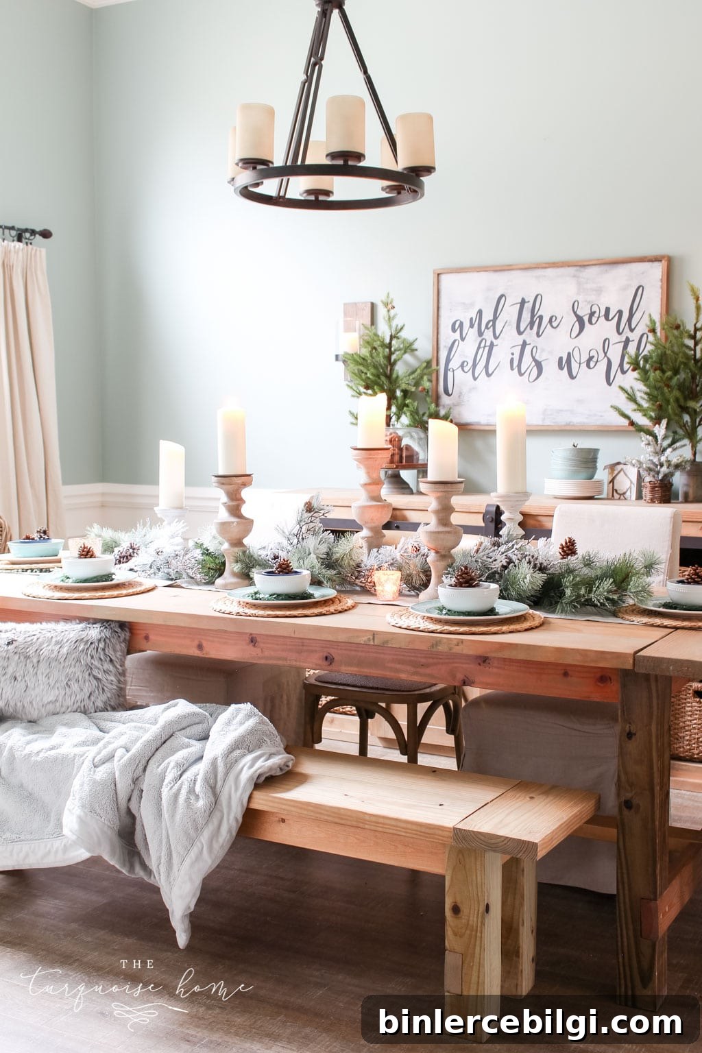 Beautiful winter tablescape | Christmas Dining Room Decor