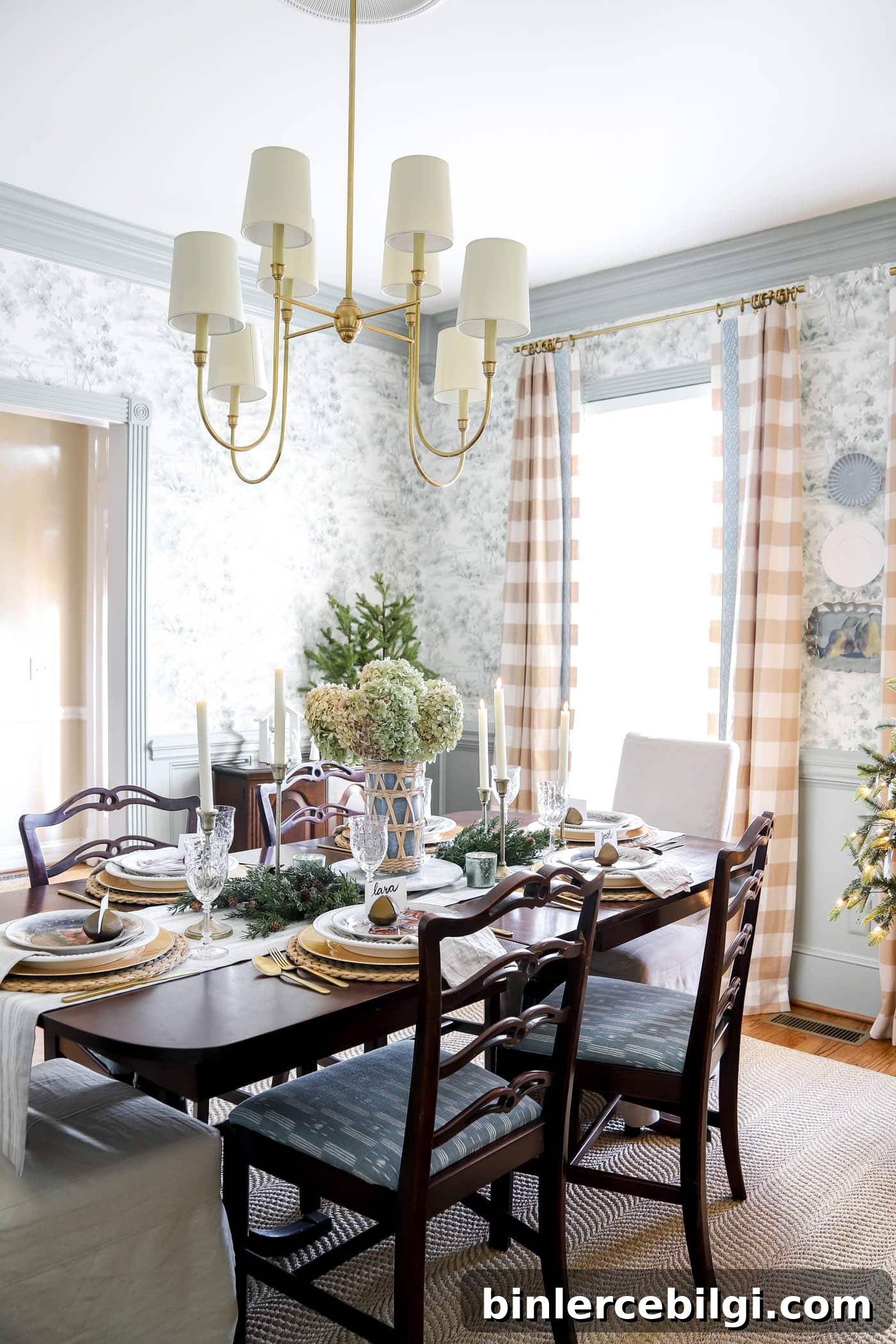 traditional dining room at christmas