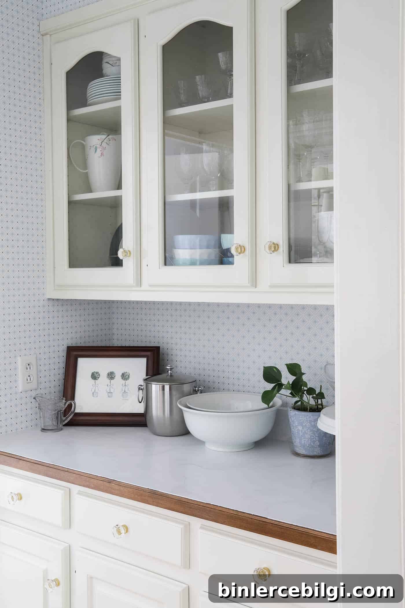 25 Timeless Interior Design Ideas to Last a Lifetime 14 butler's pantry with marble-like countertops