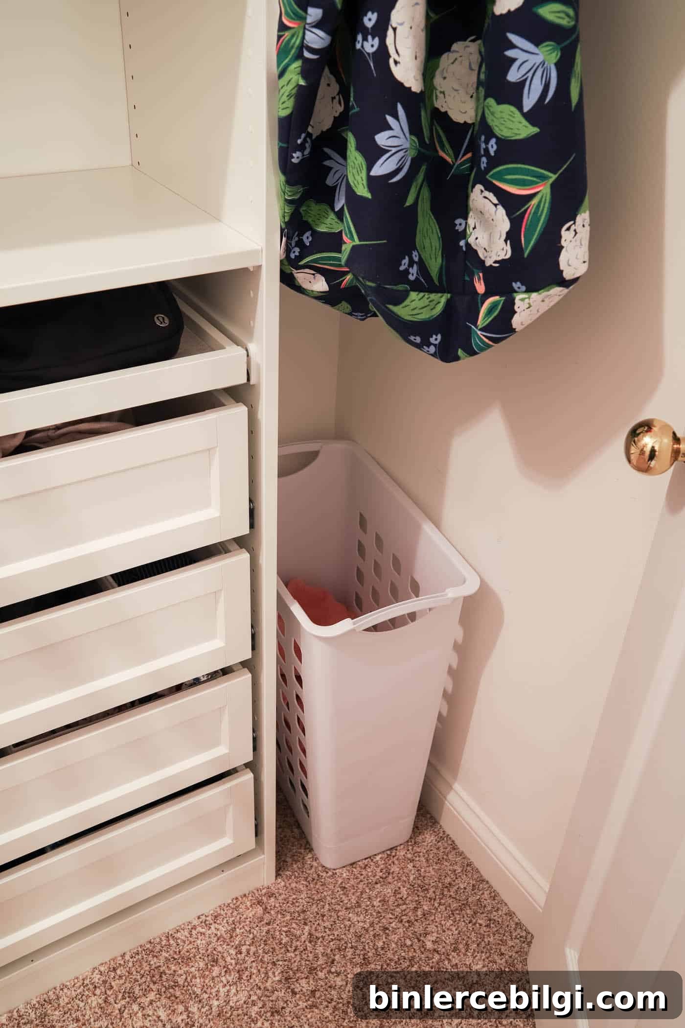 Slim clothes hamper