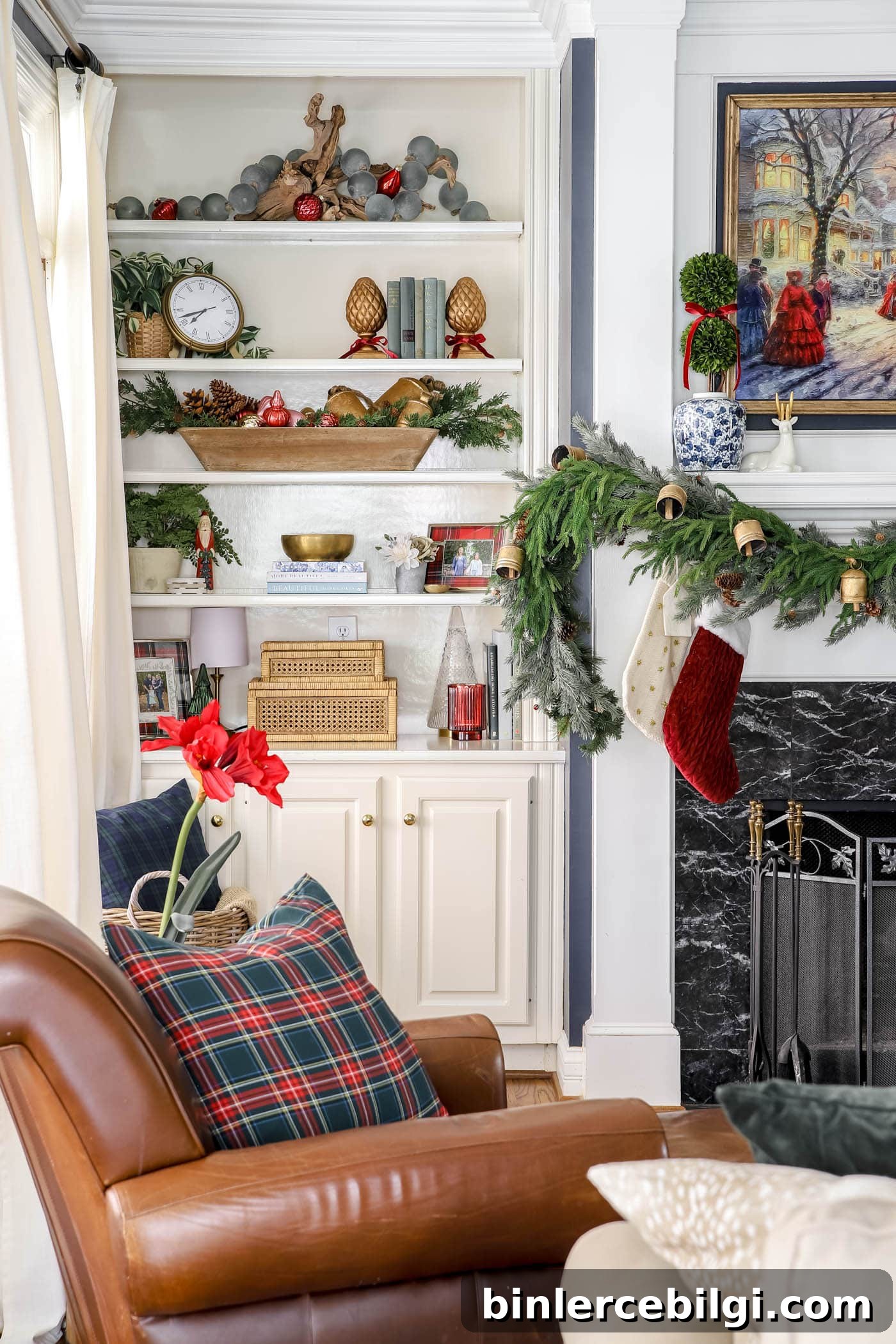 red christmas bookshelf decor
