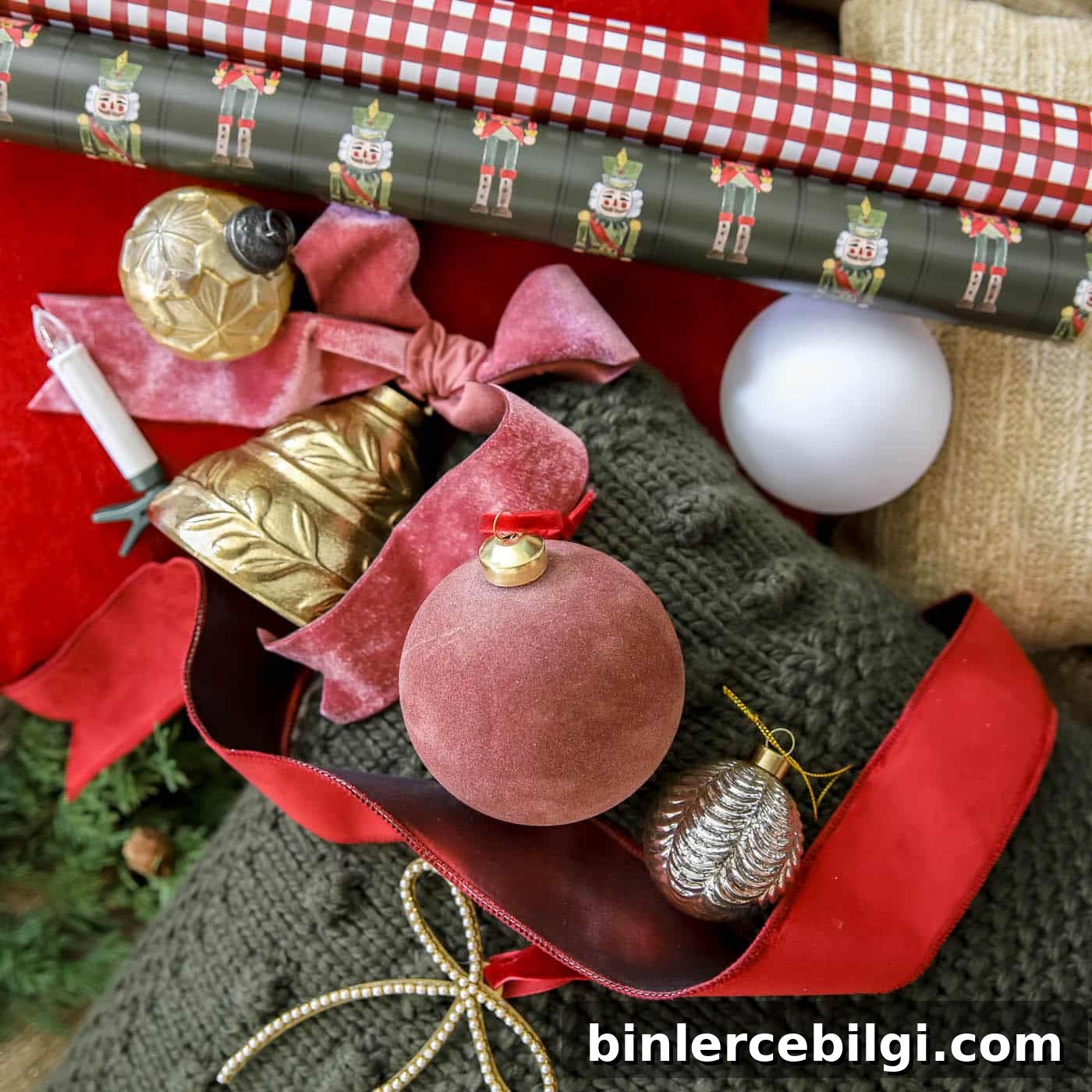 gold, cranberry and white christmas decor