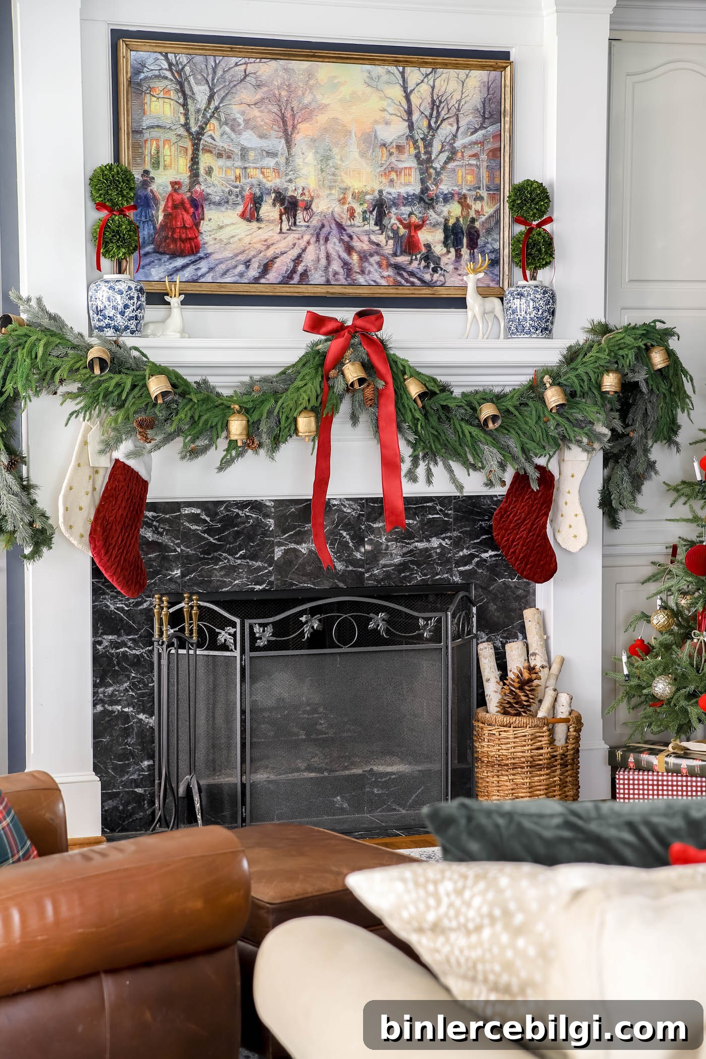 Mantel with traditional garland