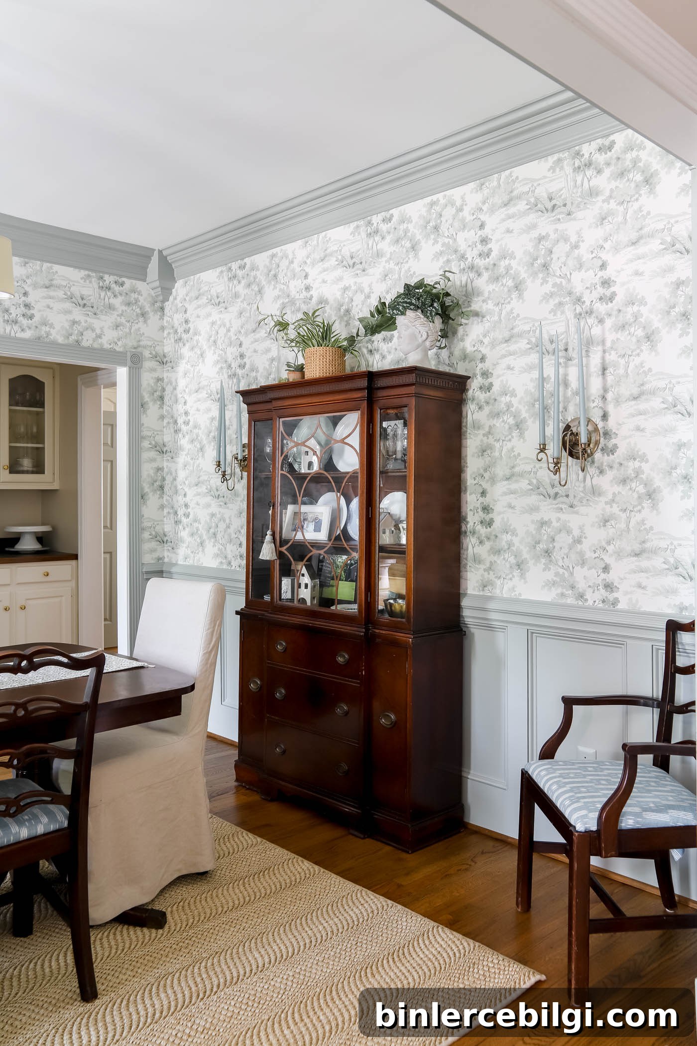 Dining room with oyster bay wainscotting