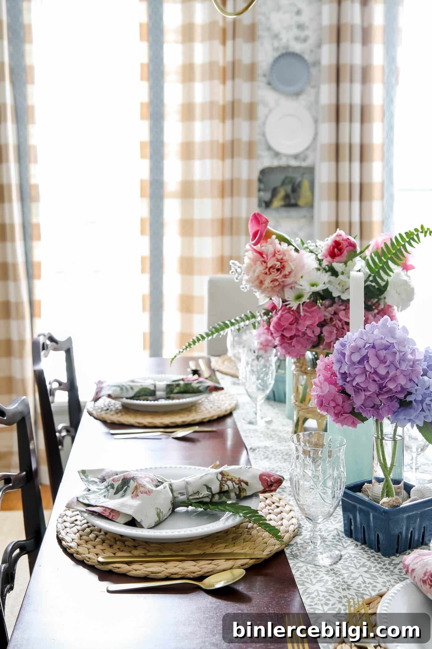 Summer Tablescape Ideas for Al Fresco Entertaining 16 seasonal summer decor for the dining room.