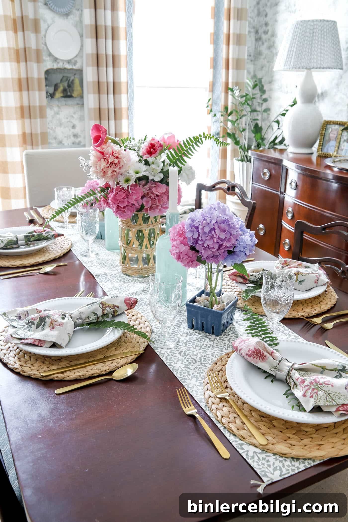 Summer Tablescape Ideas for Al Fresco Entertaining 3 Bright floral summer table decor ideas