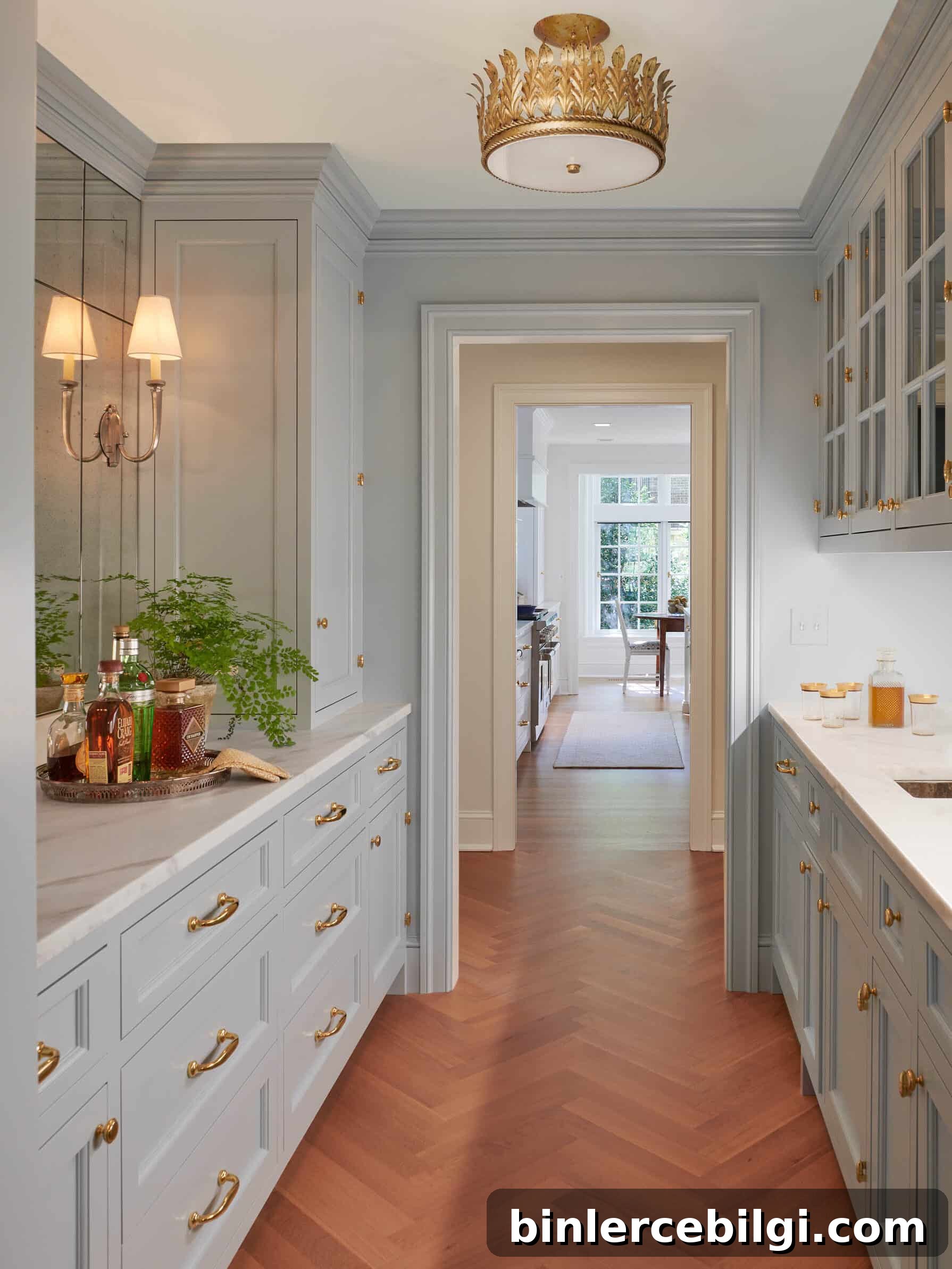 gorgeous pass-through butler's pantry in a New Colonial design style.