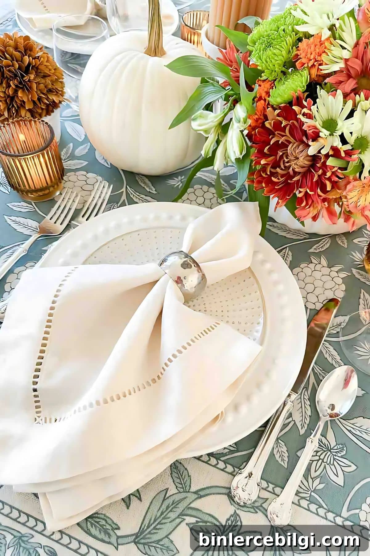 Thanksgiving Hosting Tips: Bamboo Decor and Butler's Pantry 8 Thanksgiving Table Setting from StoneGable