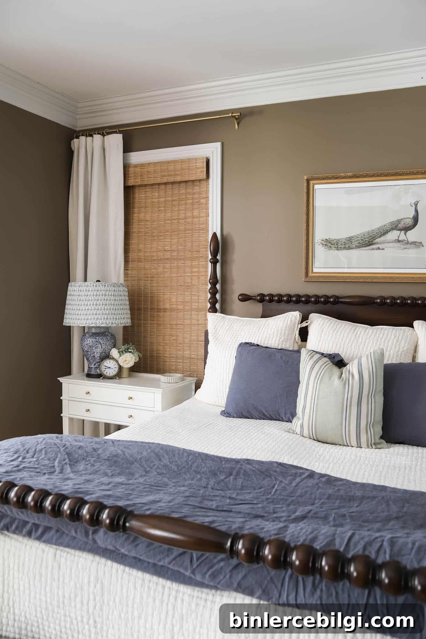 timeless bedroom decor ideas with a green chinoiserie lamp