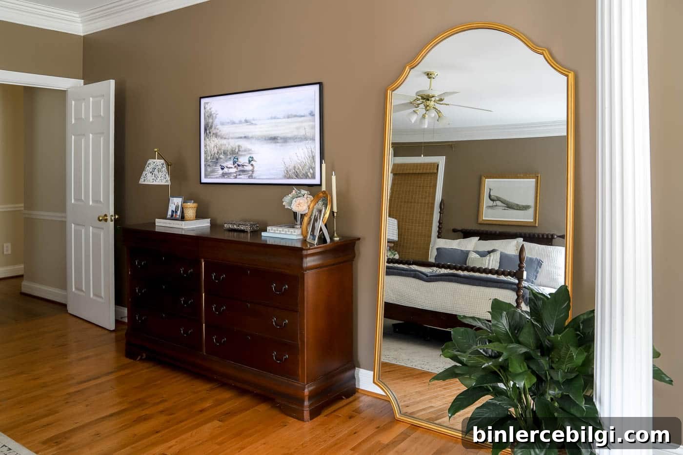 how to style a leaning mirror between a dresser and a column.