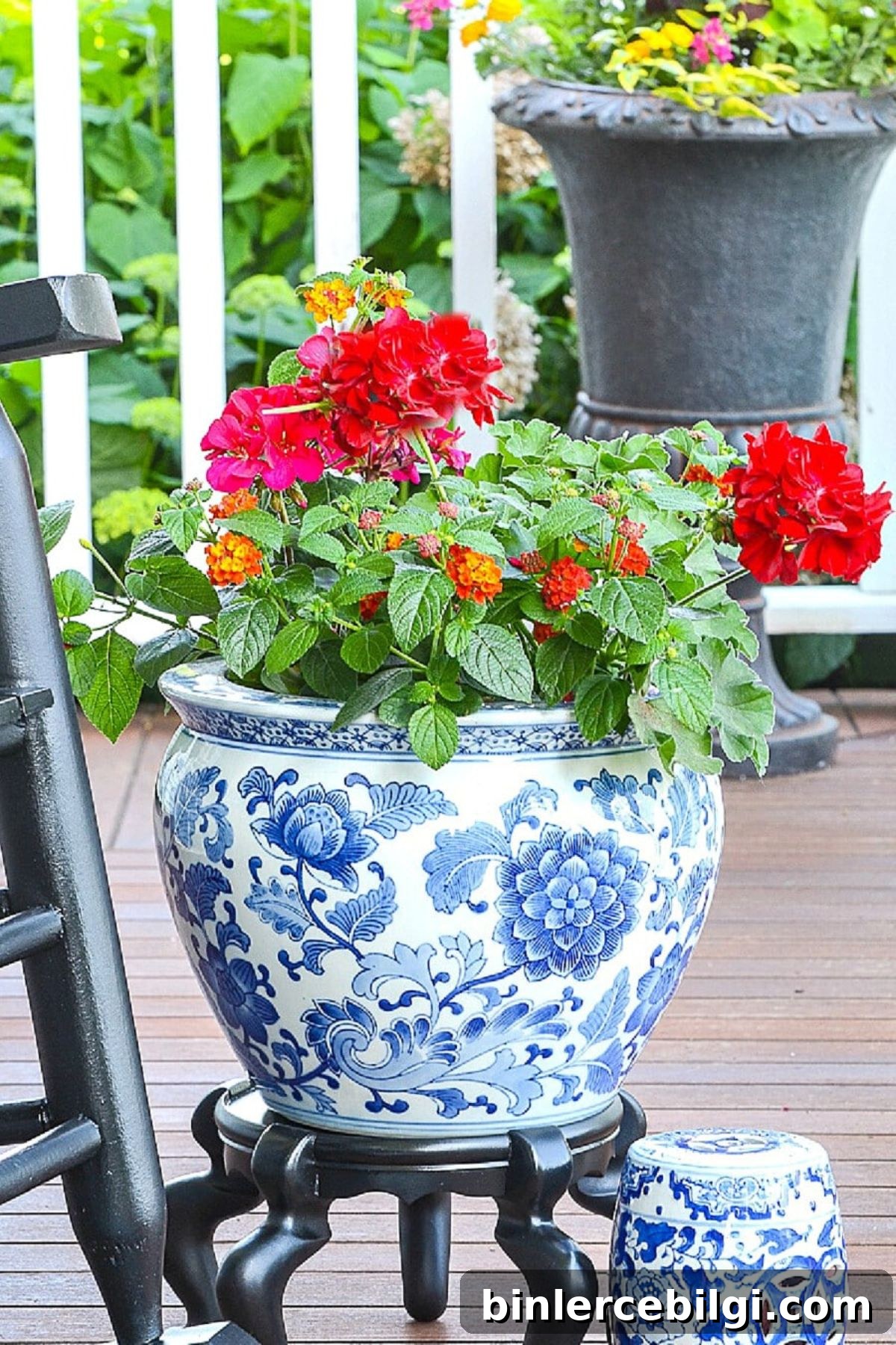Summer Entryway Ideas, Garden Inspiration and Coffee Table Decor 4 small garden ideas