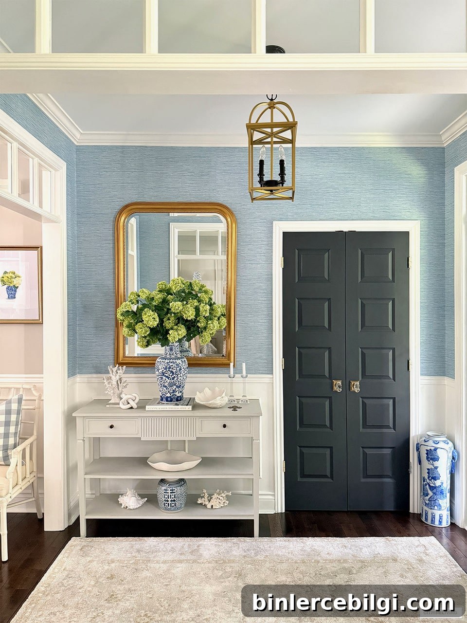 Summer Entryway Ideas, Garden Inspiration and Coffee Table Decor 10 summer entry way with green hydrangeas